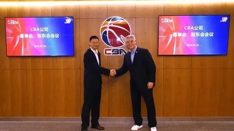 B费离队传闻笼罩曼联，赛季告别红魔引球迷感慨！